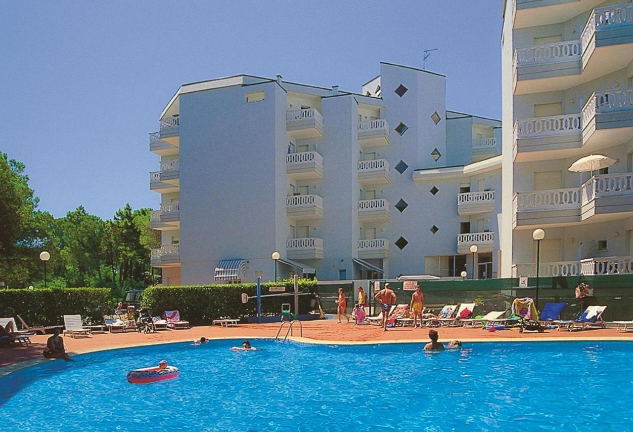 Residenza Rubin Apartment Lignano Sabbiadoro Bagian luar foto